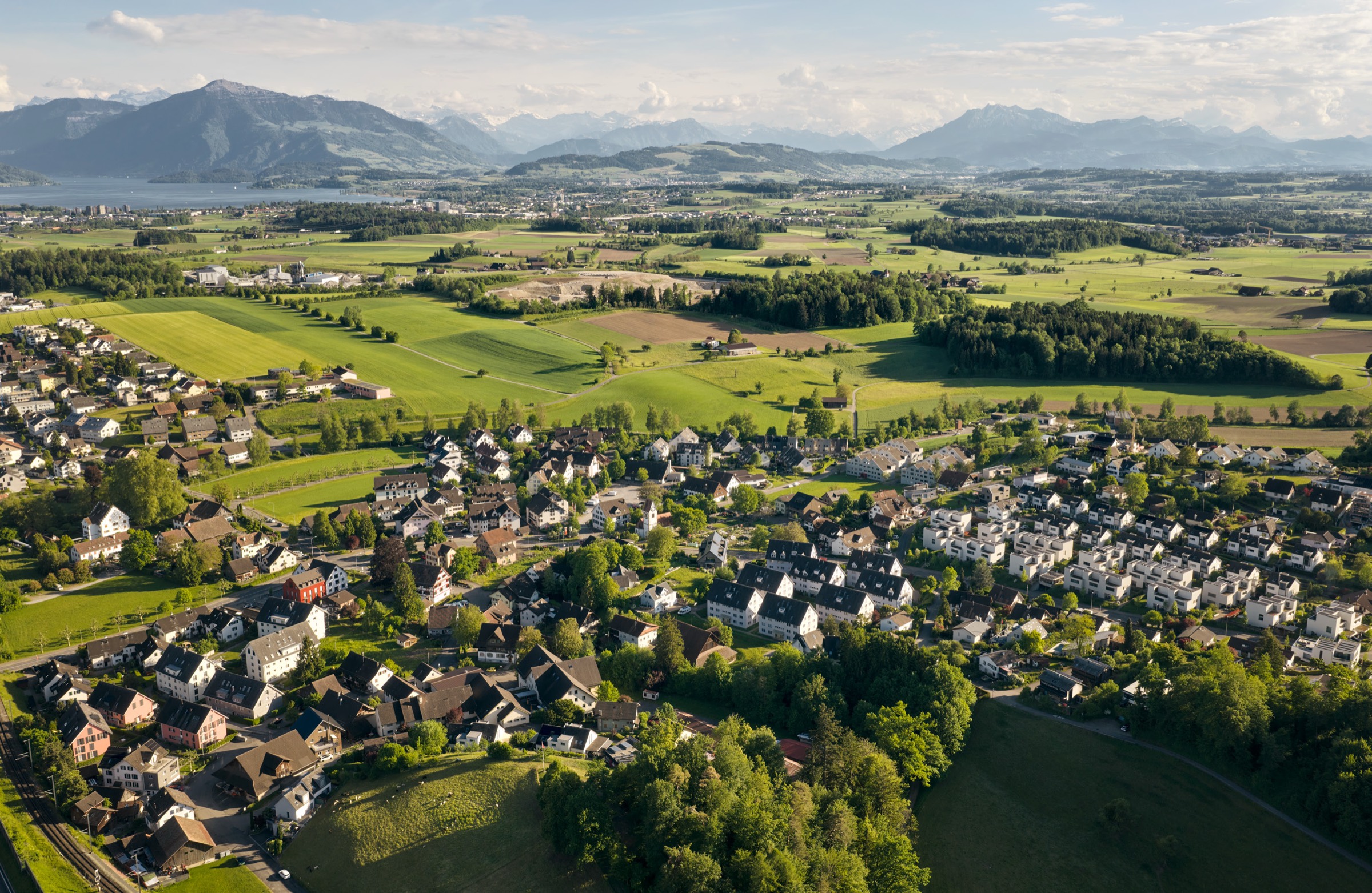 Luftaufnahme von Knonau mit Blick Richtung Alpen