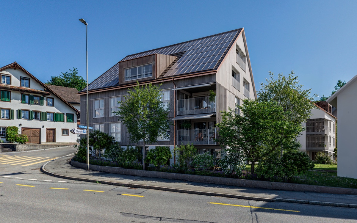 Visualisierung: Wohnhaus mit Holzfassade, Solardach und Balkonen an der Dorfstrasse